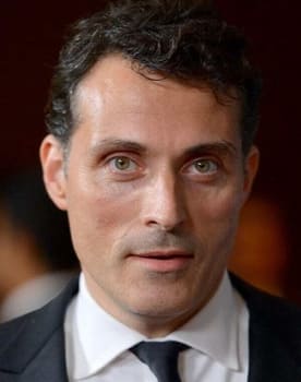  Rufus Sewell